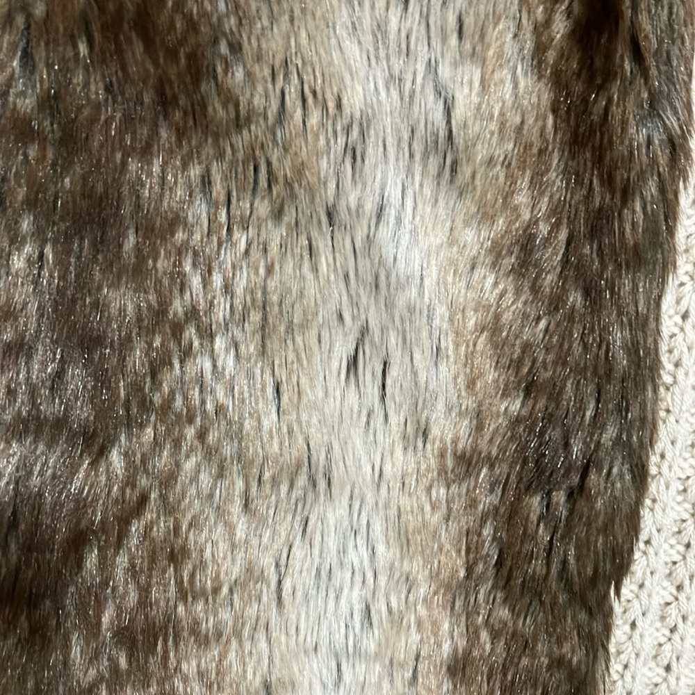 Chic Faux Fur Vest in Brown and Cream - Picture 5 of 12